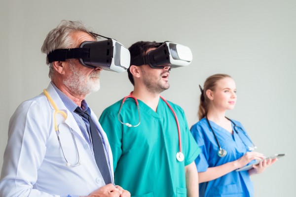 Le Strasbourgeois HypnoVR fait entrer les casques de réalité virtuelle au bloc opératoire