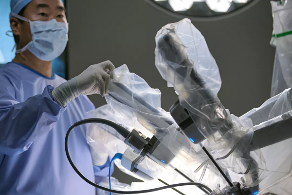 VIDÉO - Un robot chirurgical dernière génération à la clinique du Parc