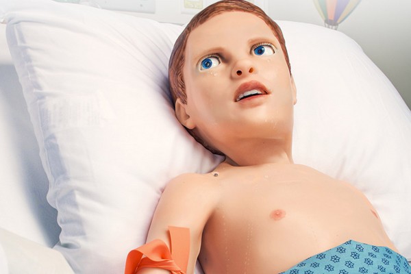 Ce robot simulateur de jeune patient saigne et pleure