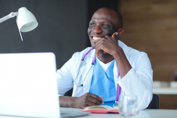 DR. Sayave Gnoumou expert-UMOA de la télémédecine : “Si les médecins ne vont pas vers la télémédecine, ils perdront la face”