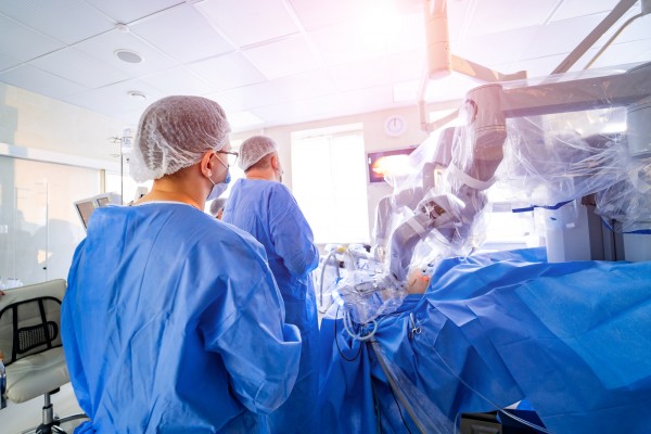 Un robot chirurgical possédant des sens comparables à ceux des humains
