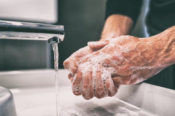 Coronavirus : faut-il se laver les mains quand on reste chez soi ?