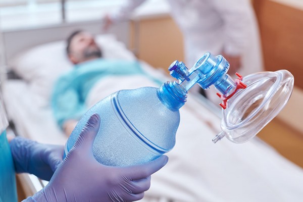 Moins d'intubations, utilisation de l'oxygénothérapie et de la cortisone : comment le traitement des malades atteints du coronavirus a évolué
