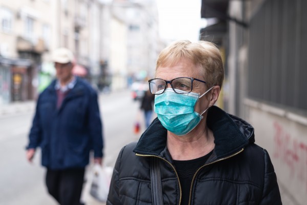 Covid-19 : imposer le port du masque dans tout l'espace public est-il vraiment utile ?