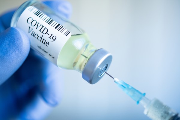 Vaccin Moderna : la FDA valide son efficacité mais la survenue de paralysies faciales intrigue
