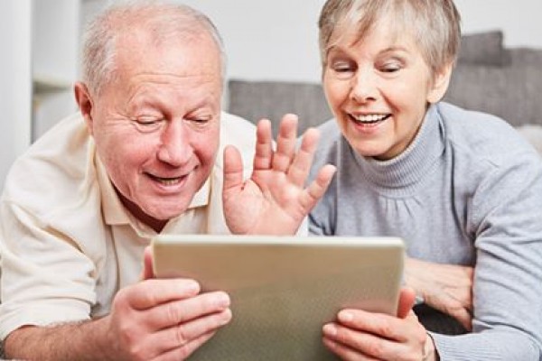 Saint-Étienne : des tablettes numériques pour briser l'isolement des seniors
