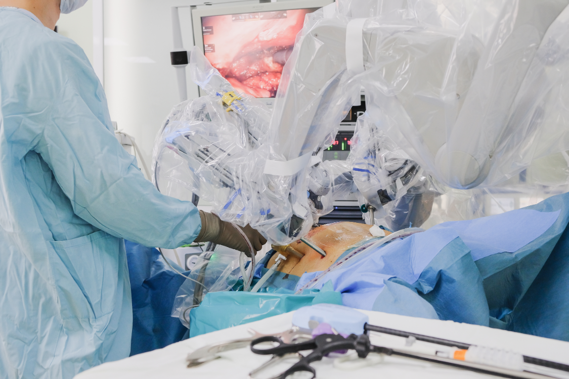 Au cœur d’une opération robotisée à l'hôpital cardiologique de Bordeaux