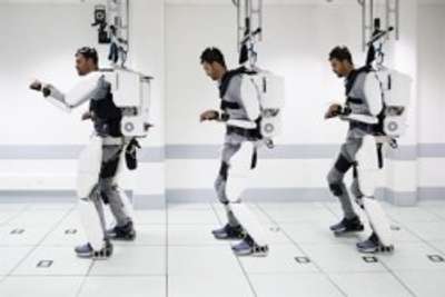 Une neuroprothèse inédite permet à un patient tétraplégique équipé d’un exosquelette de se mouvoir