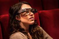 Innovation : des lunettes de réalité augmentée pour les amateurs de théâtre sourds et malentendants